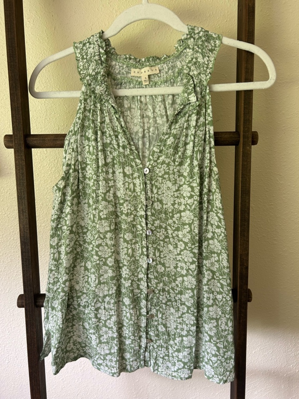 Promesa Green and White Floral Ruffled Neck Button-Front Camisole